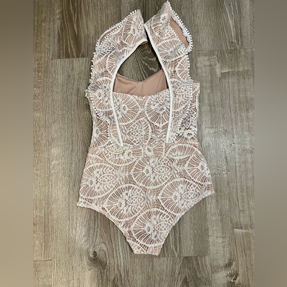 Vici Lace Bodysuit - Picture 6 of 10